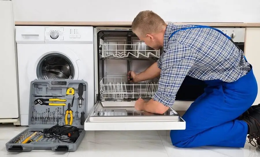 Küçükçekmece Maytag servisi teknisyen ekibi beyaz eşya tamiri yaparken